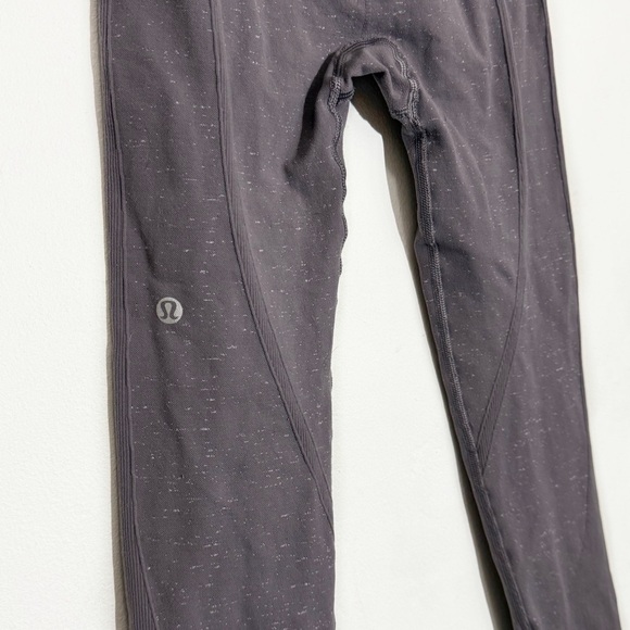 Lululemon Free To Flow 7/8 Yoga Tight, Mauve Purple Magnum/White size 2 - Picture 5 of 6